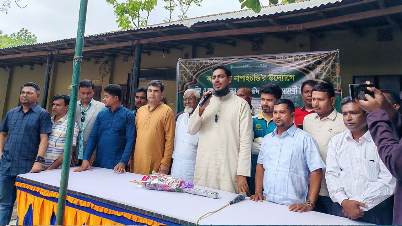 পীরগাছায় ‘আলোকিত নাপাইচন্ডি’র মানবিক উদ্যোগ, খাদ্যসামগ্রী বিতরণ