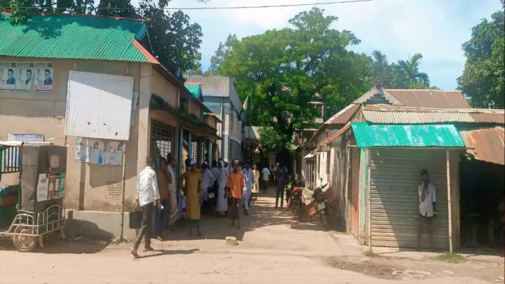 সীমানা প্রাচীর না থাকায় নিরাপত্তাহীনতায় মদন সাব-রেজিস্ট্রার অফিস