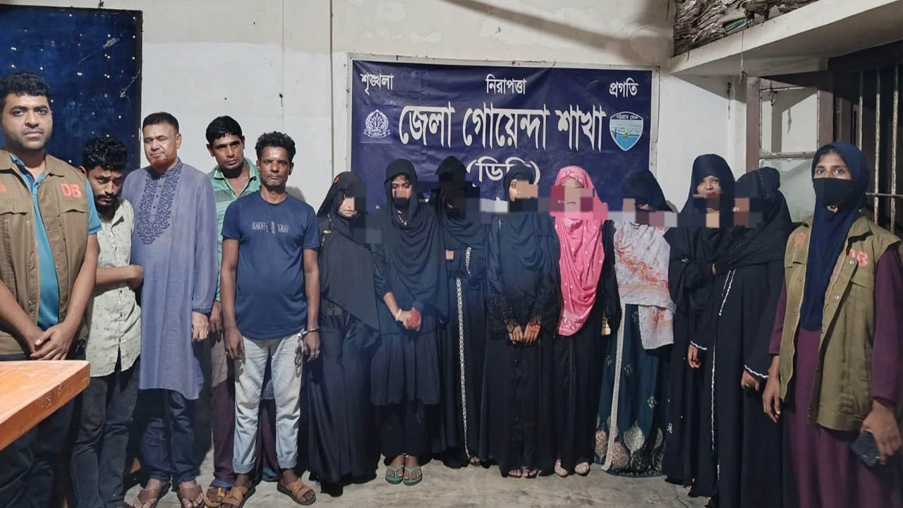 নোয়াখালীতে আবাসিক হোটেলে অসামাজিক কর্মকাণ্ড, গ্রেপ্তার ২৬ 

