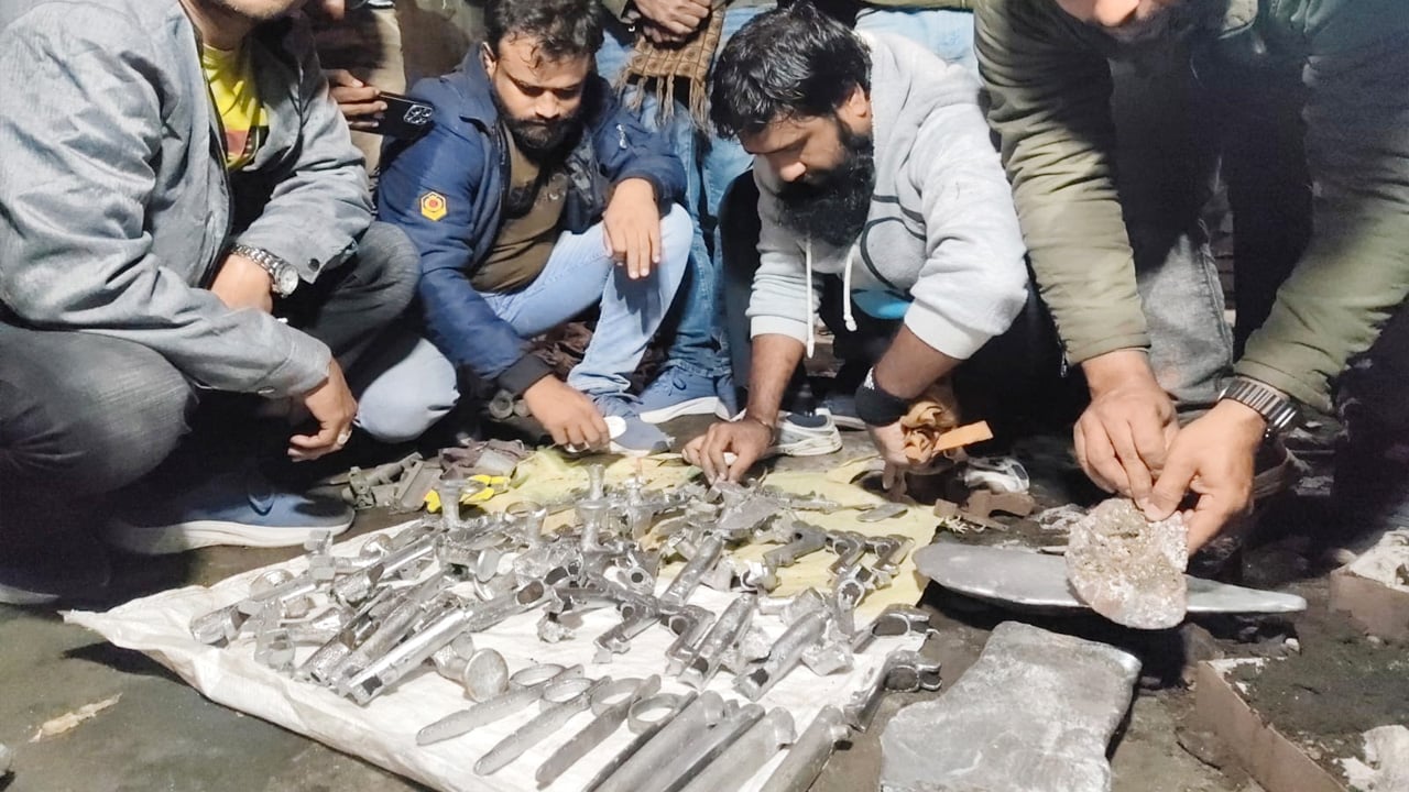 অস্ত্র তৈরির গোপন কারখানার সন্ধান, চলছে অভিযান