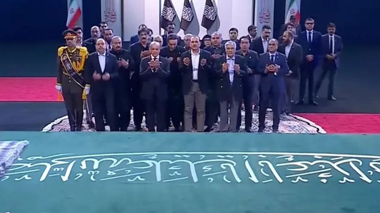 খামেনির কফিনে পাকিস্তানি প্রধানমন্ত্রী শরিফের শ্রদ্ধা