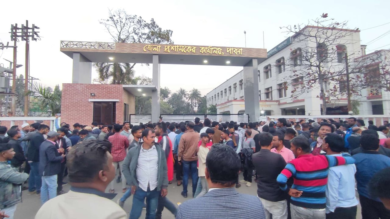 ভোট পুনর্গণনার দাবিতে বিএনপি নেতাকর্মীদের ডিসি অফিস ঘেরাও-বিক্ষোভ