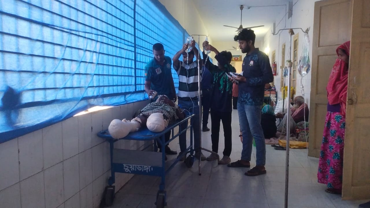 চলন্ত ট্রেন থেকে নামতে গিয়ে পা হারালেন বাদাম বিক্রেতা