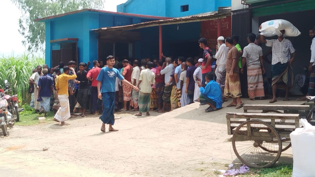 পীরগঞ্জে সার পেতে ভোগান্তিতে কৃষক