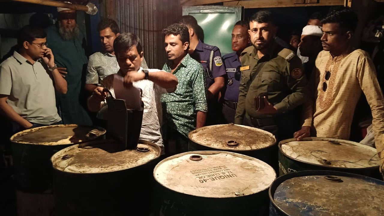 নেত্রকোণায় অবৈধভাবে মজুদ করা ৮০০ লিটার পেট্রোল জব্দ