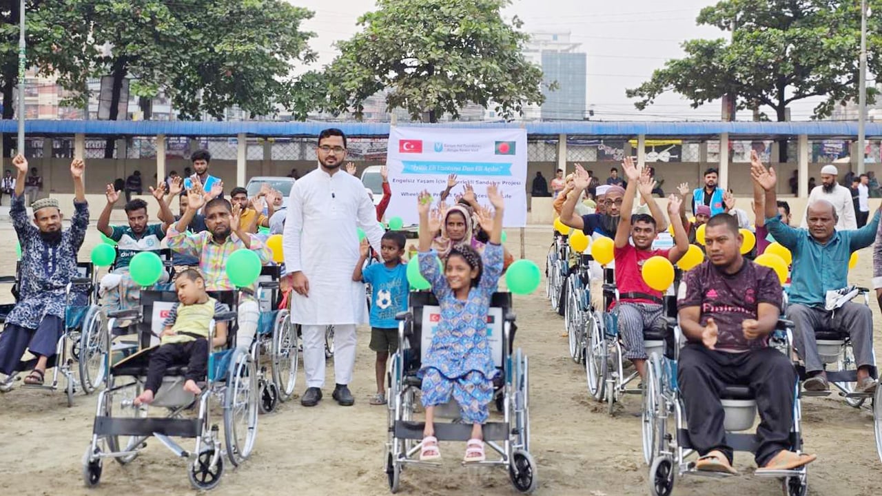 অসহায়দের হুইলচেয়ার বিতরণ জামায়াতের প্রার্থী ড. হাফিজুর রহমানের
