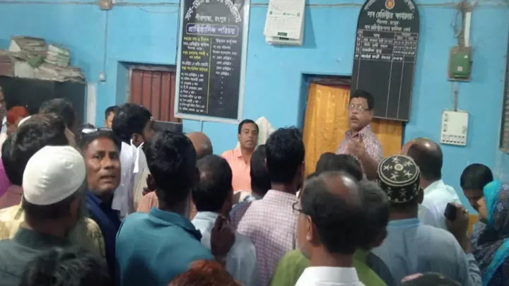 দিনে ত্রুটির অজুহাতে ফেরত, রাতে টাকার বিনিময়ে দলিল