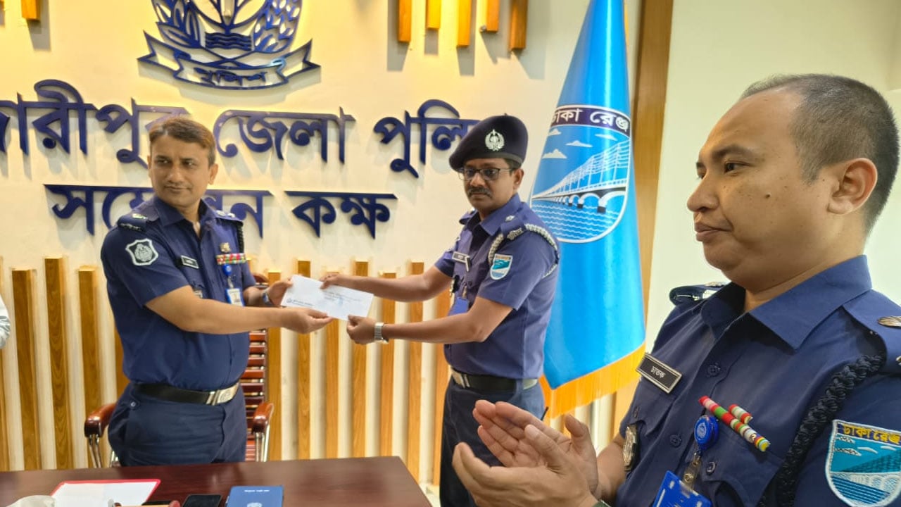 শ্রেষ্ঠ পুলিশ পরিদর্শকের পুরস্কার পেলেন রাজৈর থানার ওসি