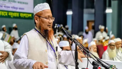 শরিয়তবিরোধী জীবনস্বত্ব হেবা আইন বাতিলের দাবি মুফতি একরামের
