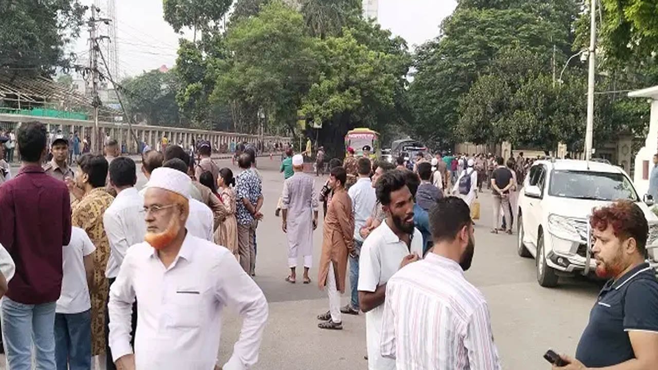 নতুন রাষ্ট্রপতির শপথ ঘিরে বঙ্গভবনের বাইরে উৎসুক মানুষের ভিড়
