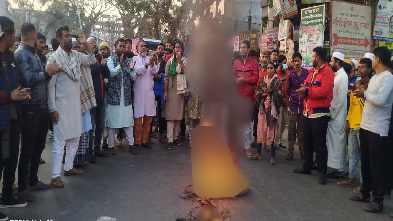 ওসমান হাদি গুলিবিদ্ধের প্রতিবাদে সড়ক অবরোধ