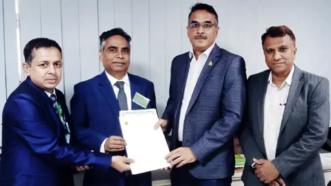 রপ্তানি বহুমুখীকরণে ৩ হাজার কোটি টাকার পুনঃঅর্থায়ন চুক্তি প্রিমিয়ার ব্যাংকের

