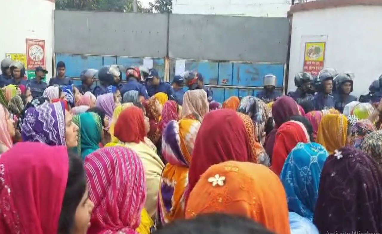গাজীপুরে অনির্দিষ্ট কালের জন্য কারখানা বন্ধ, শ্রমিকদের বিক্ষোভ