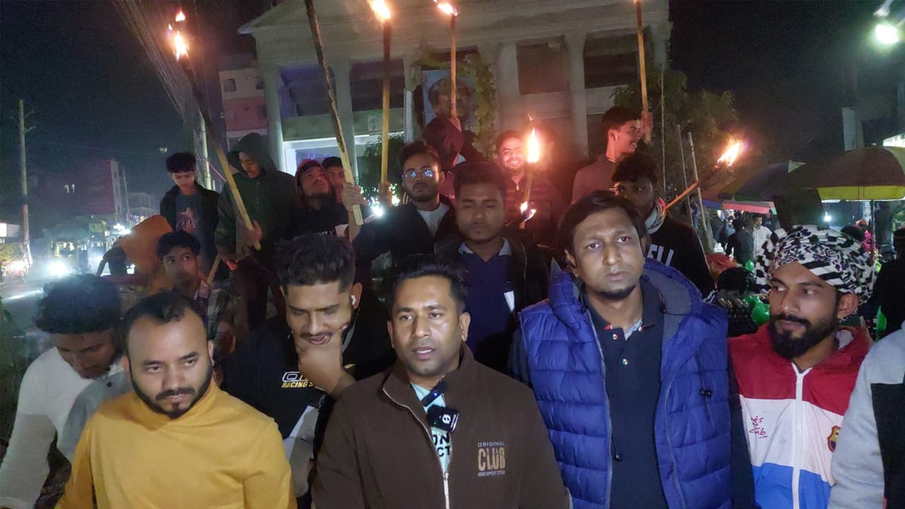 হাদি হত্যার প্রতিবাদে শরীয়তপুরে মশাল মিছিল