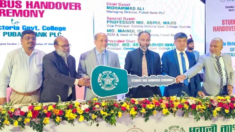 কুমিল্লা ভিক্টোরিয়া সরকারি কলেজ পেল পূবালী ব্যাংকের বাস