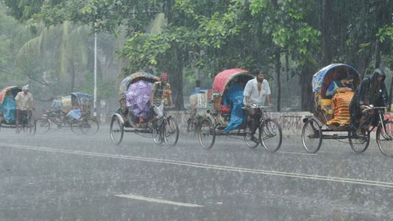 ভ্যাপসা গরমের পর ভারী বৃষ্টিতে রাজধানীতে স্বস্তি