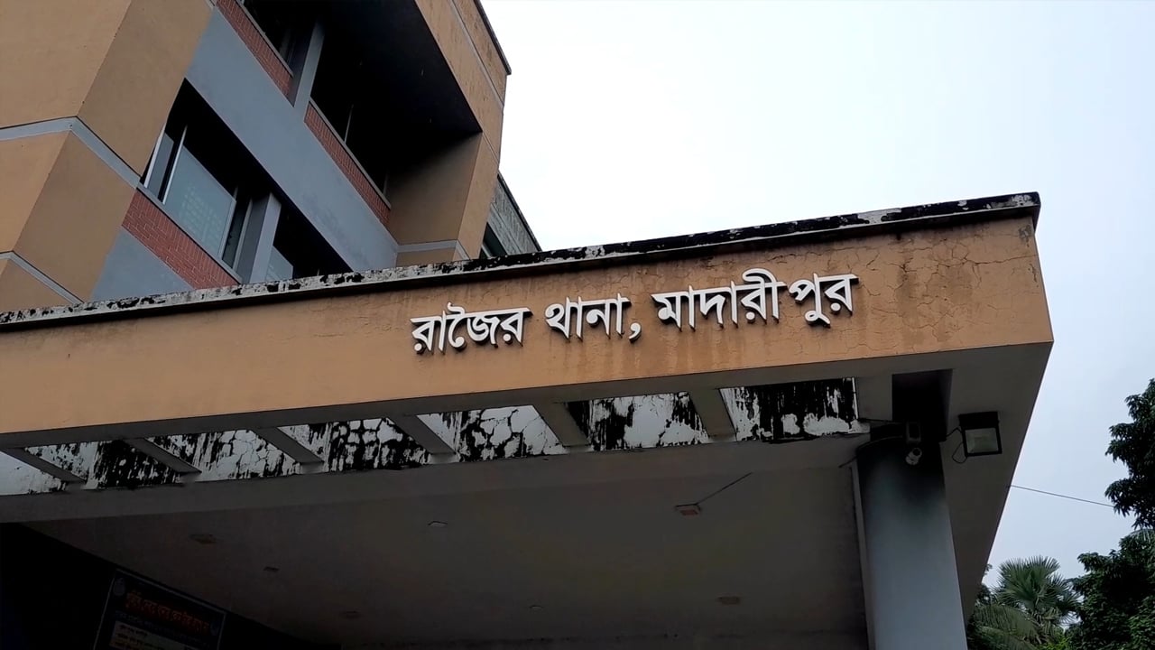 মৌচাকের ট্রাক খাদে পড়ে দুই শ্রমিক নিহত