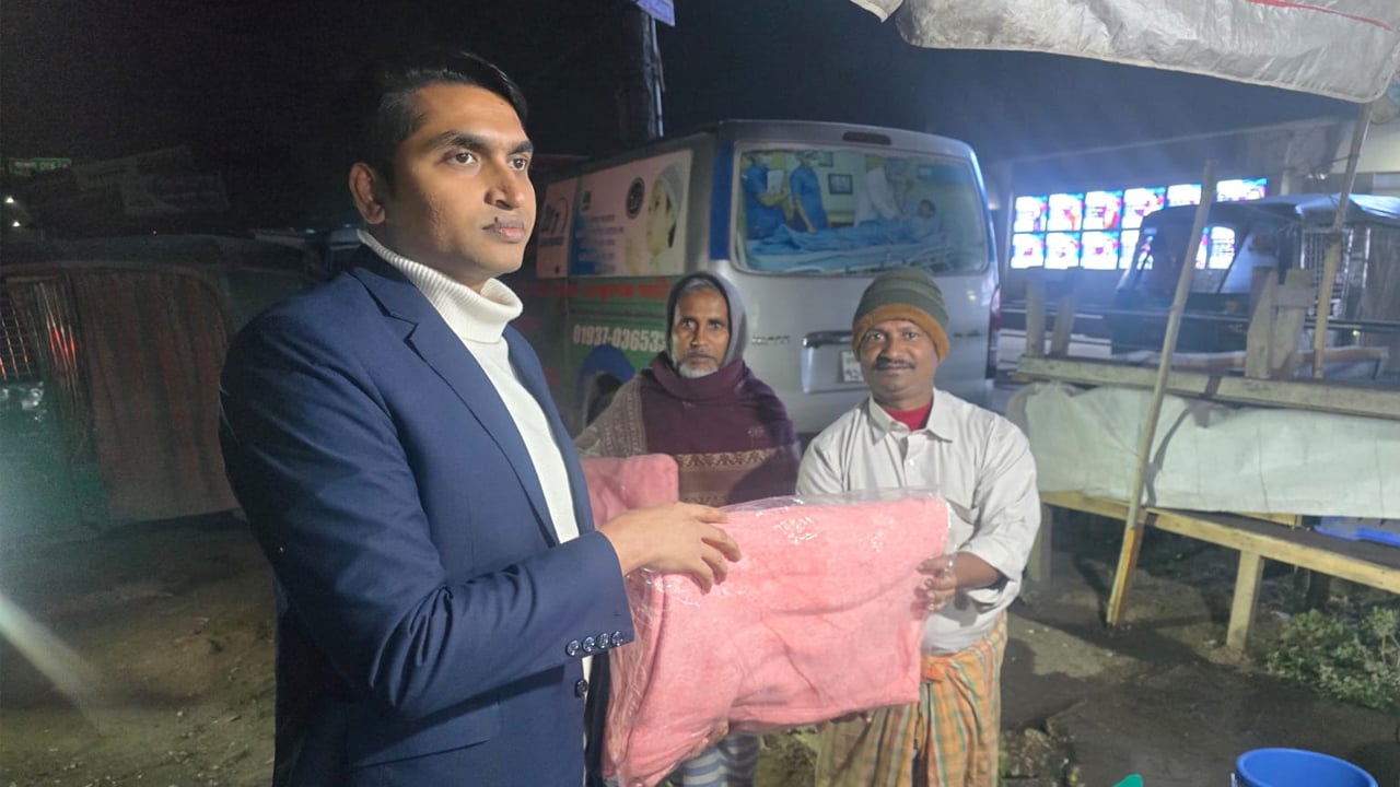 গভীর রাতে শীতার্তদের খোঁজে ইউএনও