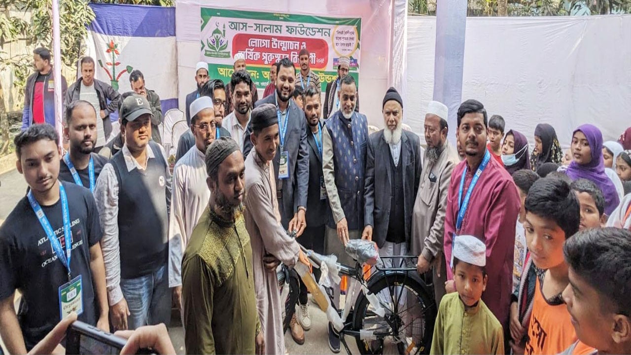 নিয়মিত নামাজ ও রচনা প্রতিযোগিতায় পুরস্কার পেল শতাধিক শিক্ষার্থী