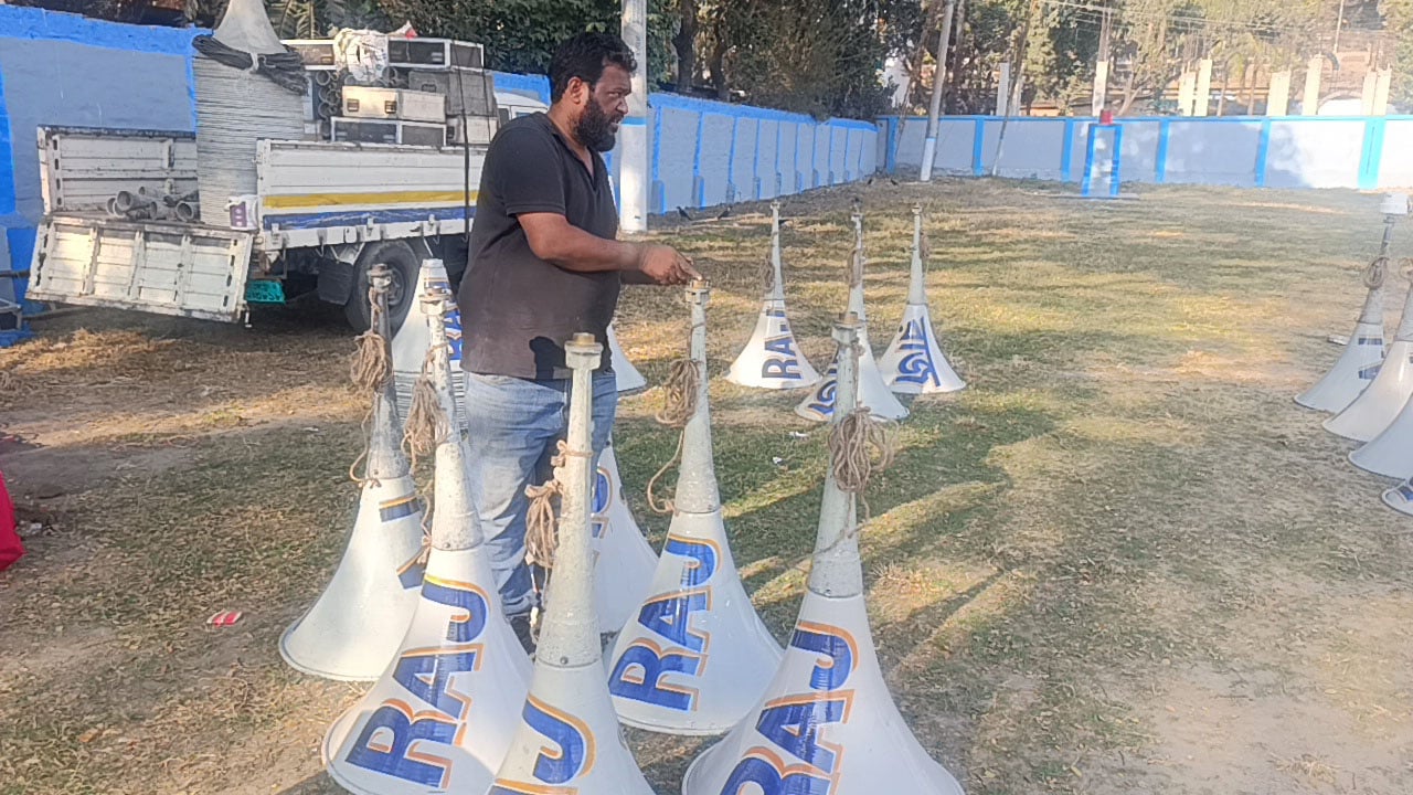 তারেক রহমানের জনসভার ১৮টি মাইক ও ৫ কয়েল তার চুরি