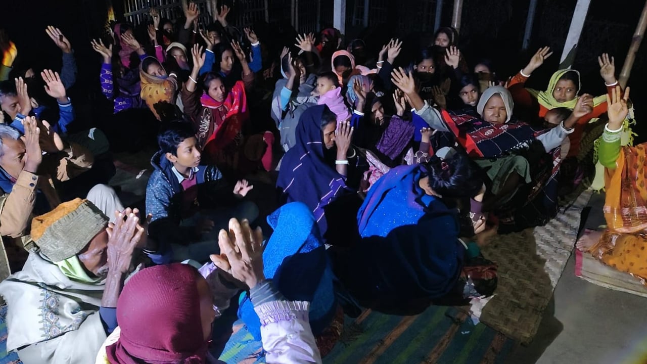 খালেদা জিয়ার আত্মার মাগফিরাত কামনায় কাউনিয়ায় মন্দিরে প্রার্থনা