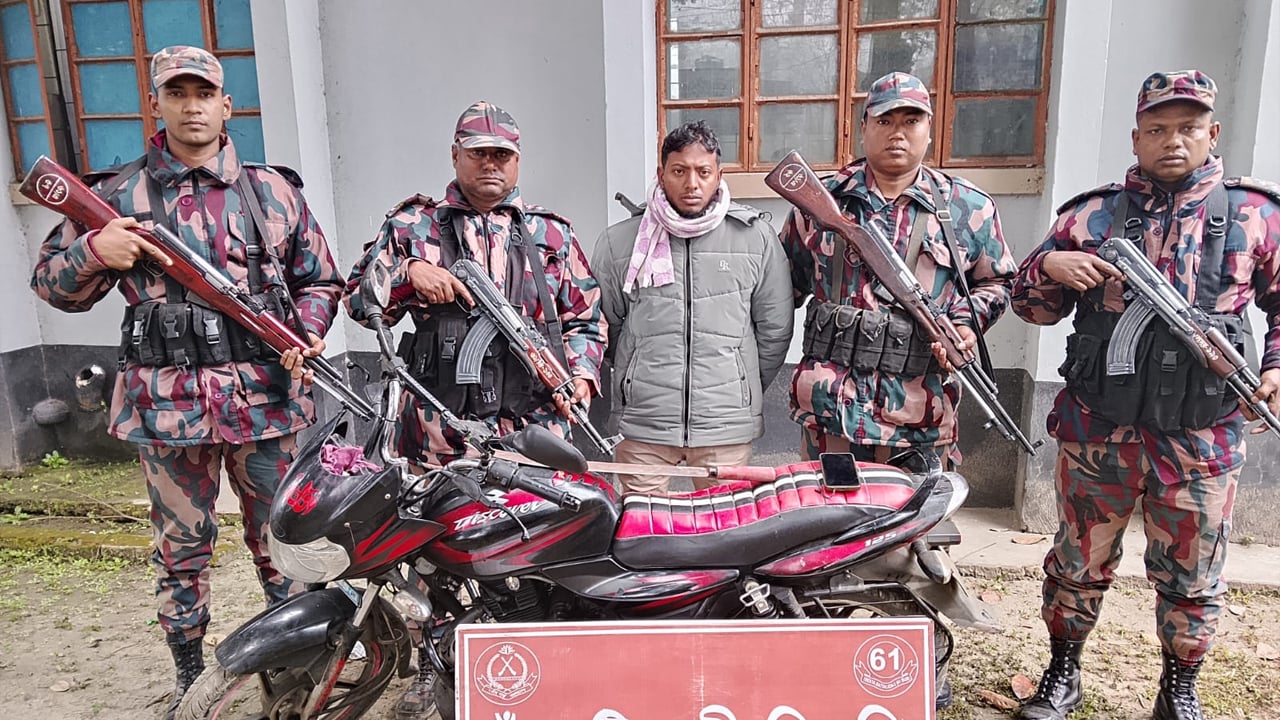 বহিষ্কৃত সাবেক শিবিরের উপজেলা সভাপতি দেশীয় অস্ত্রসহ আটক