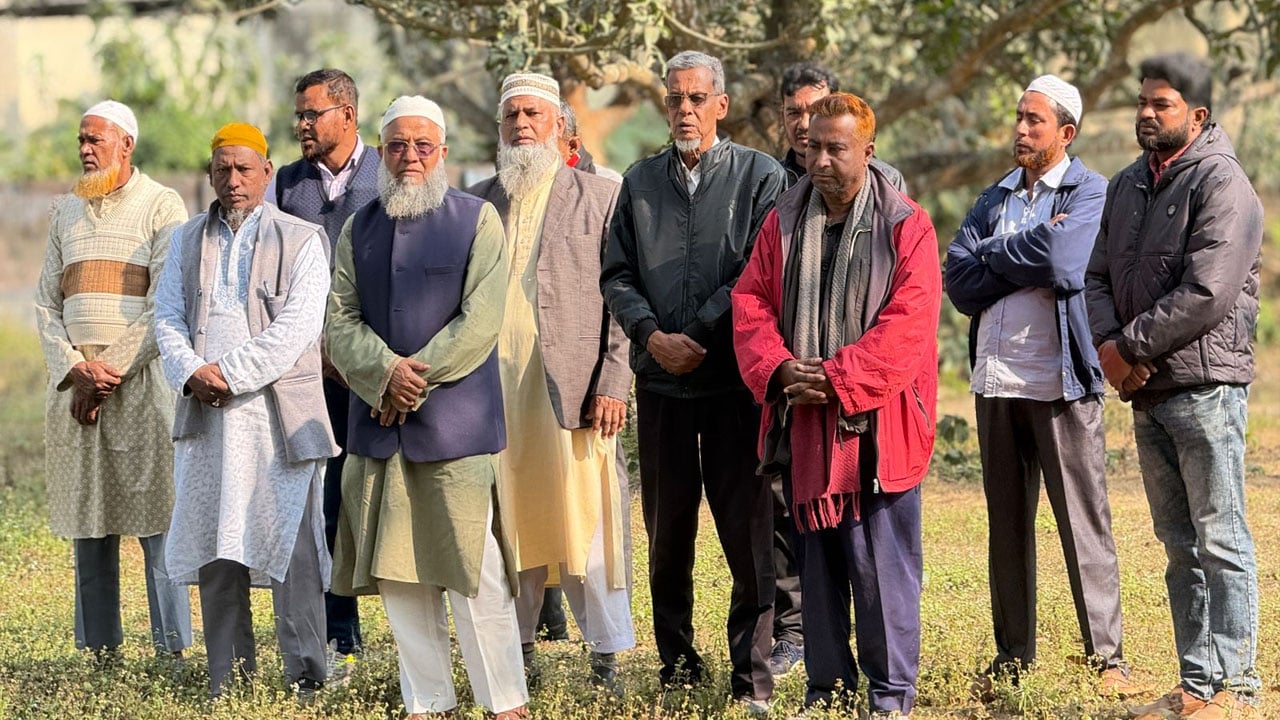 আ.লীগ নেতার কবর জিয়ারত করে প্রচারে জাপা প্রার্থী, তীব্র সমালোচনা