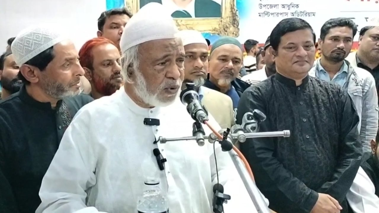 ভেদাভেদ ভুলে দেশকে ফুলের মতো করতে চাই : দোয়া মাহফিলে ড. মঈন
