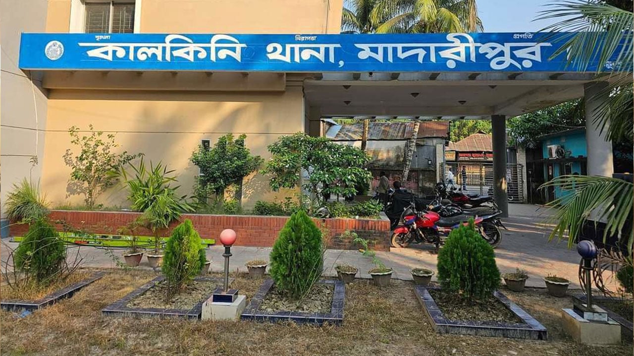 মাদারীপু‌রে চা দোকানির ঝুলন্ত লাশ উদ্ধার