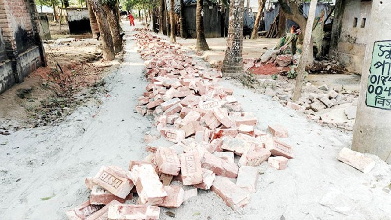 চাঁদা না পেয়ে নির্মাণাধীন সড়কের ইট তুলে ফেললেন ডাবলু