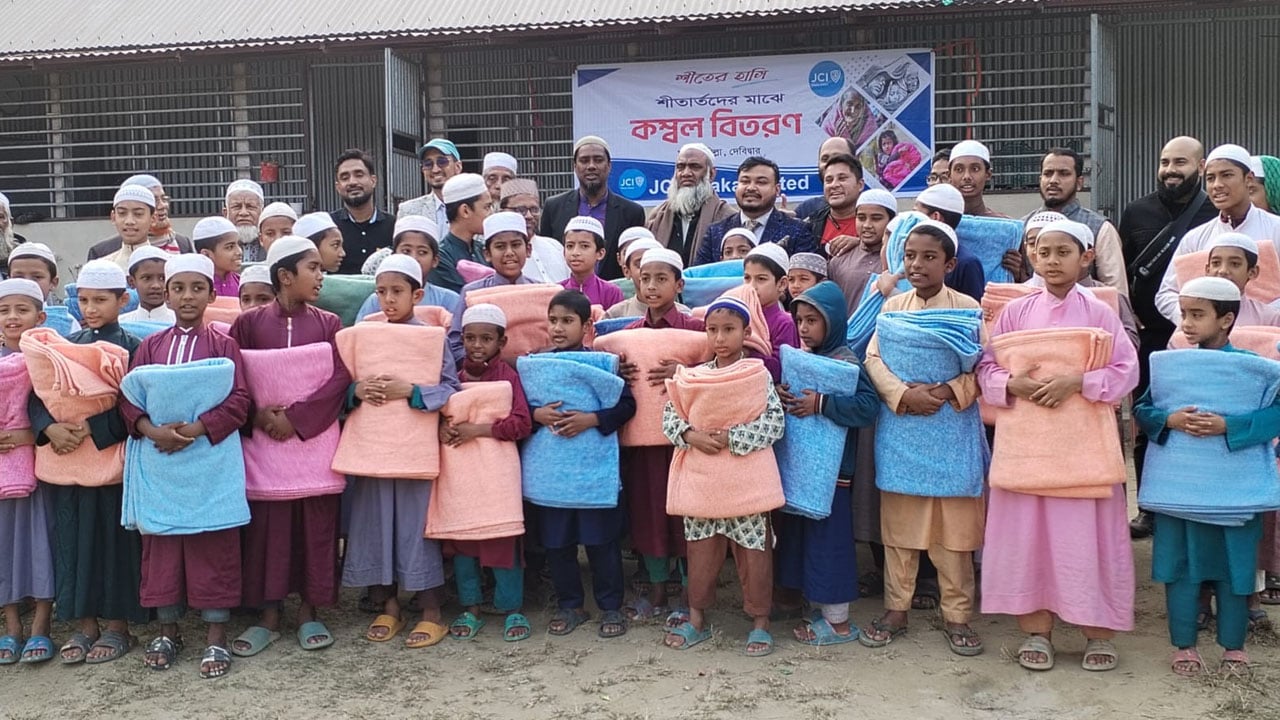 কুমিল্লায় শীতার্ত মানুষের পাশে জেসিআই ঢাকা ইউনাইটেড