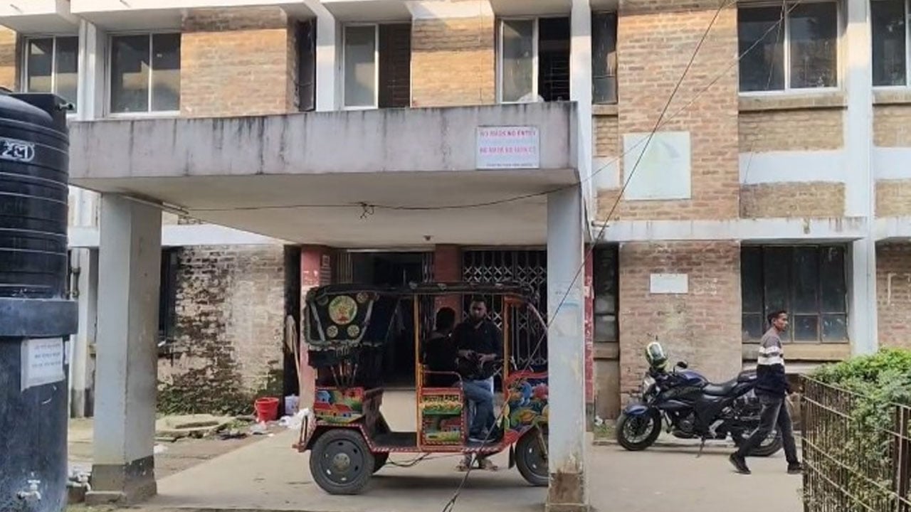 ভালুকায় বাস উল্টে নিহত ২, আহত ১২