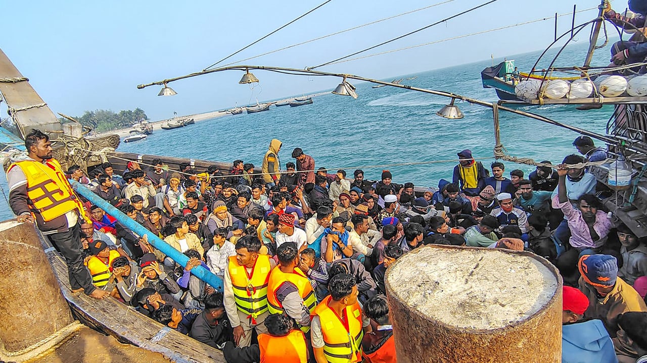 সমুদ্রপথে মালয়েশিয়া যাত্রাকালে নৌবাহিনীর হাতে আটক ২৭৩