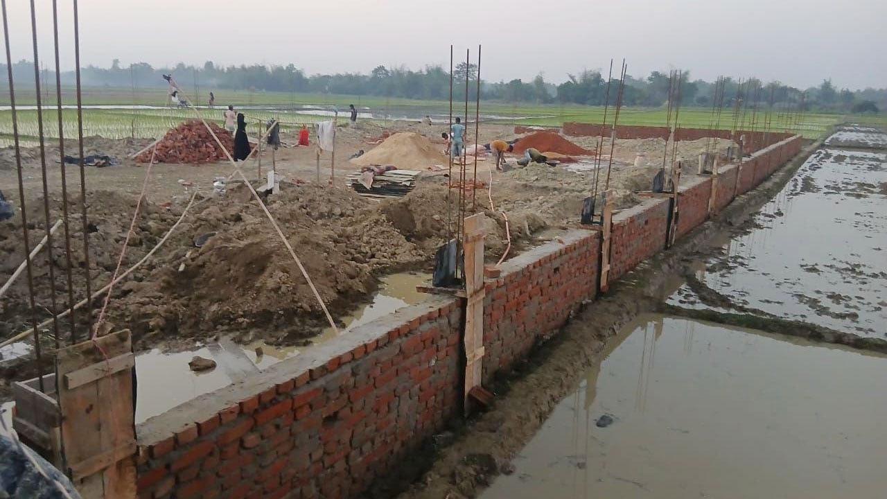 আদালতের নিষেধাজ্ঞা অমান্য করে বহুতল ভবন নির্মাণ, সংঘর্ষের আশঙ্কা