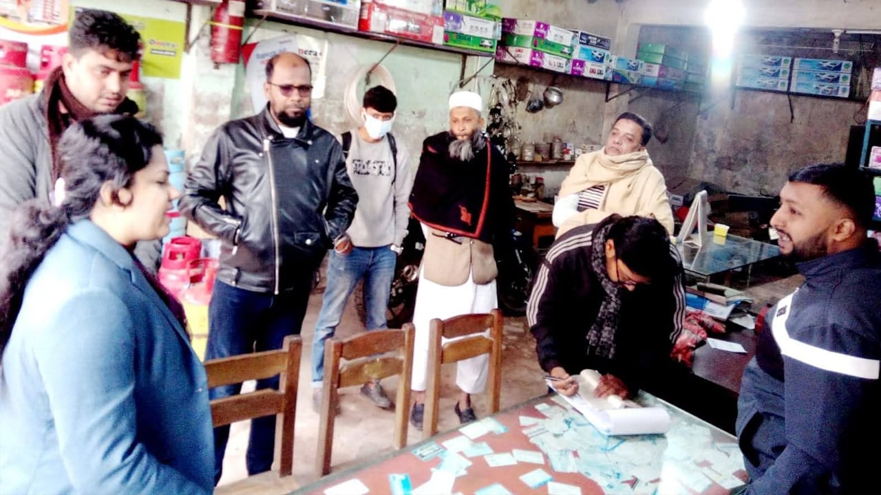 বেশি দামে এলপিজি গ্যাস বিক্রি: তিন দোকানিকে জরিমানা