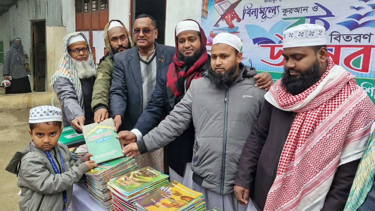 হাফেজী মাদরাসায় দুই শতাধিক শিক্ষার্থীর মাঝে বিনামূল্যে কুরআন বিতরণ