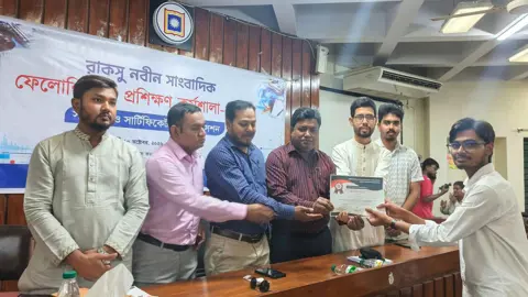 রাকসুর সাংবাদিকতা প্রশিক্ষণ কর্মশালায় সনদ পেলেন ২৮ শিক্ষার্থী
