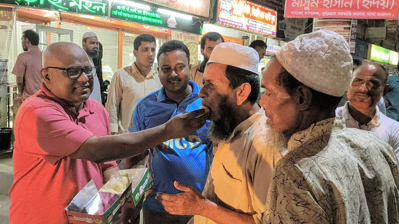 রিজভী আহমেদ ভারপ্রাপ্ত মহাসচিব হওয়ায় কুড়িগ্রামে উল্লাস, মিষ্টি বিতরণ
