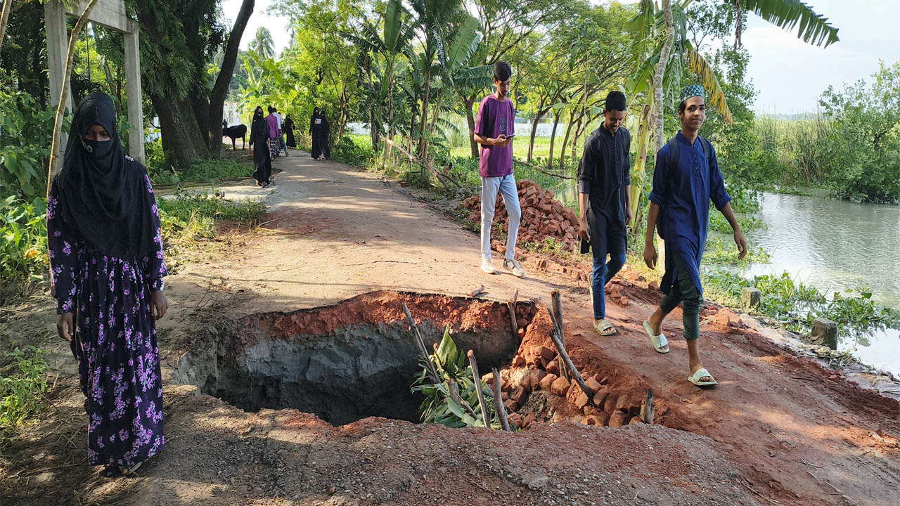 সড়ক যেন মরণফাঁদ, দুর্ভোগে এলাকাবাসী