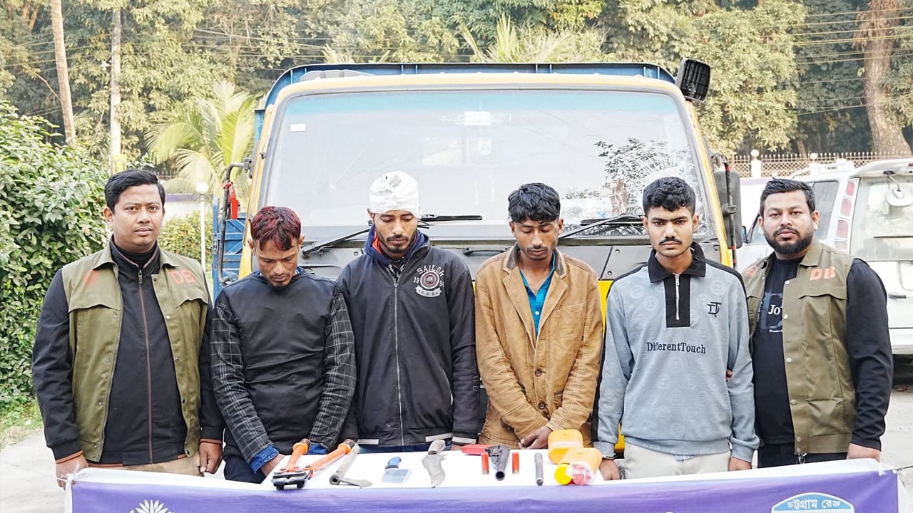 গরু ও অস্ত্রসহ কুমিল্লায় আন্তঃজেলা ডাকাত চক্রের ৪ জন আটক