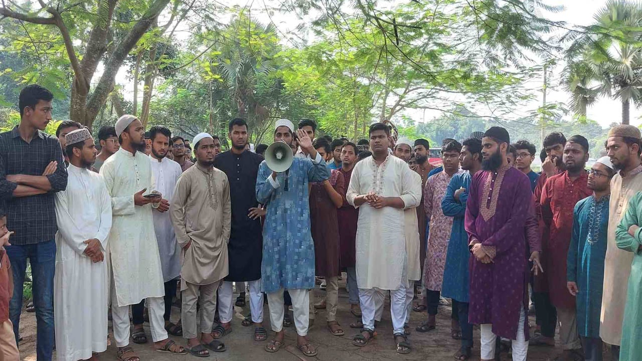 শিশু ধর্ষণের প্রতিবাদে কুবিতে শিক্ষার্থীদের বিক্ষোভ