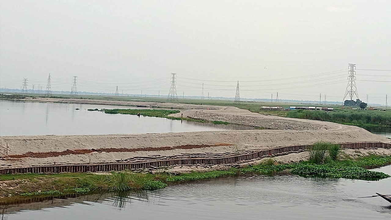 রাউতারা বালুর বাঁধে সরকারের গচ্ছা কোটি কোটি টাকা