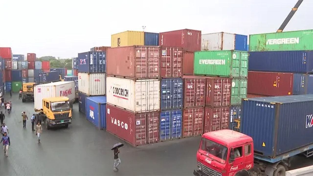 কাগজের আড়ালে আনা ২৬ টন সিগারেট পেপার জব্দ
