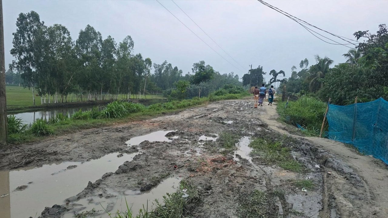 সাঘাটায় সংস্কারের পরেই ভেঙে পড়ল বন্যা নিয়ন্ত্রণ বাঁধ
