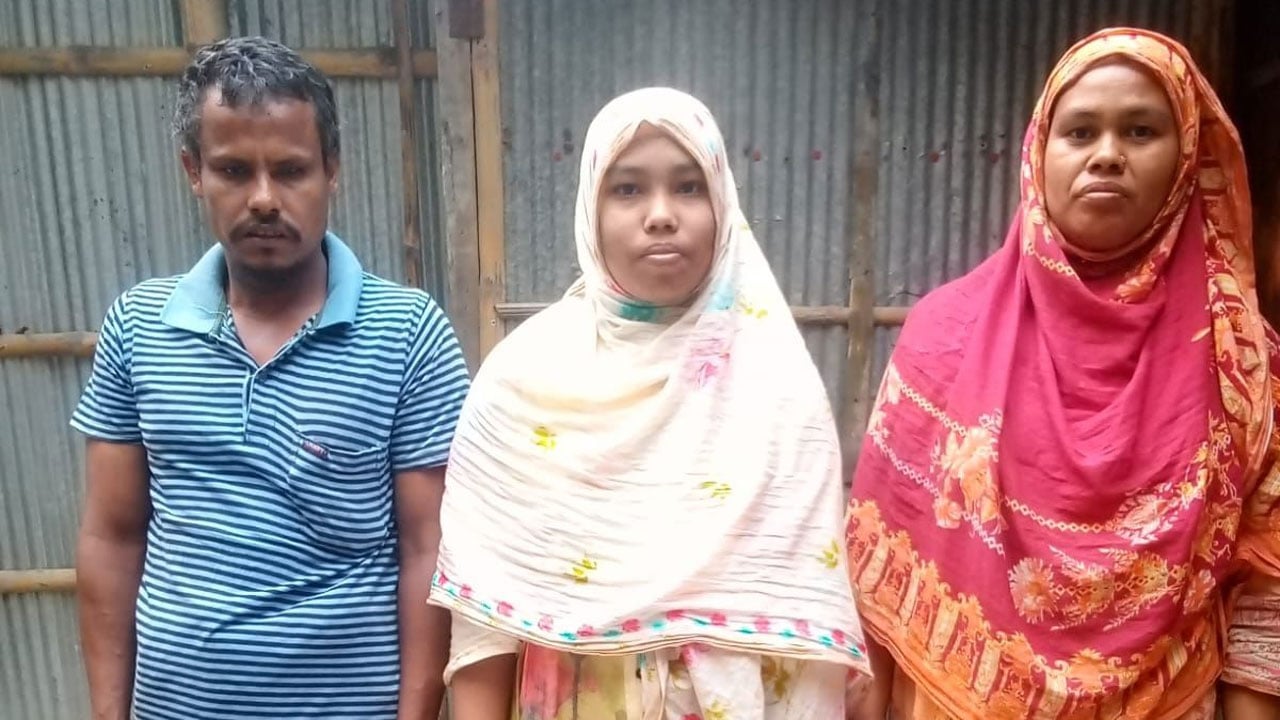 অর্থাভাবে ঢাবিতে ভর্তি অনিশ্চিত প্রতিবন্ধী বাবার মেধাবী কন্যা শাহানাজের