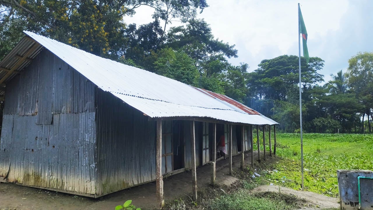 পানিতেই চলছে ক্লাস, ৩৫ বছরেও মেলেনি পাকা ভবন