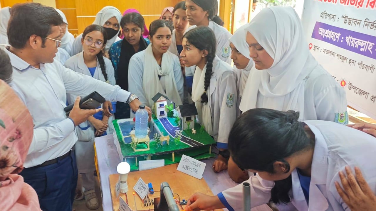 বিজ্ঞান মেলায় আকাশ দেখার সুযোগ পেয়ে মুগ্ধ শিশু-কিশোররা