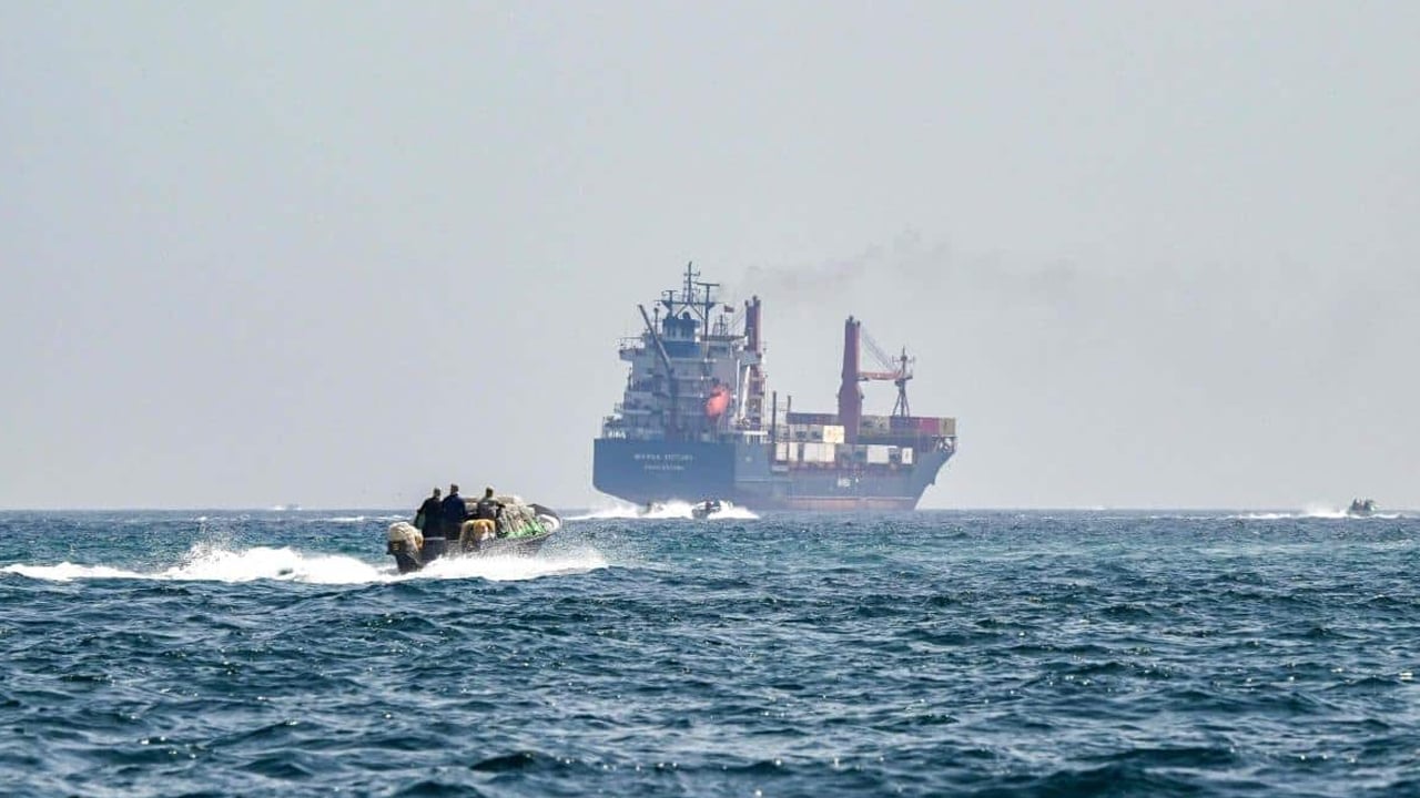 হরমুজে ‘মধ্যস্থতাকারী’ পাকিস্তানের জাহাজ আটকাল ইরান