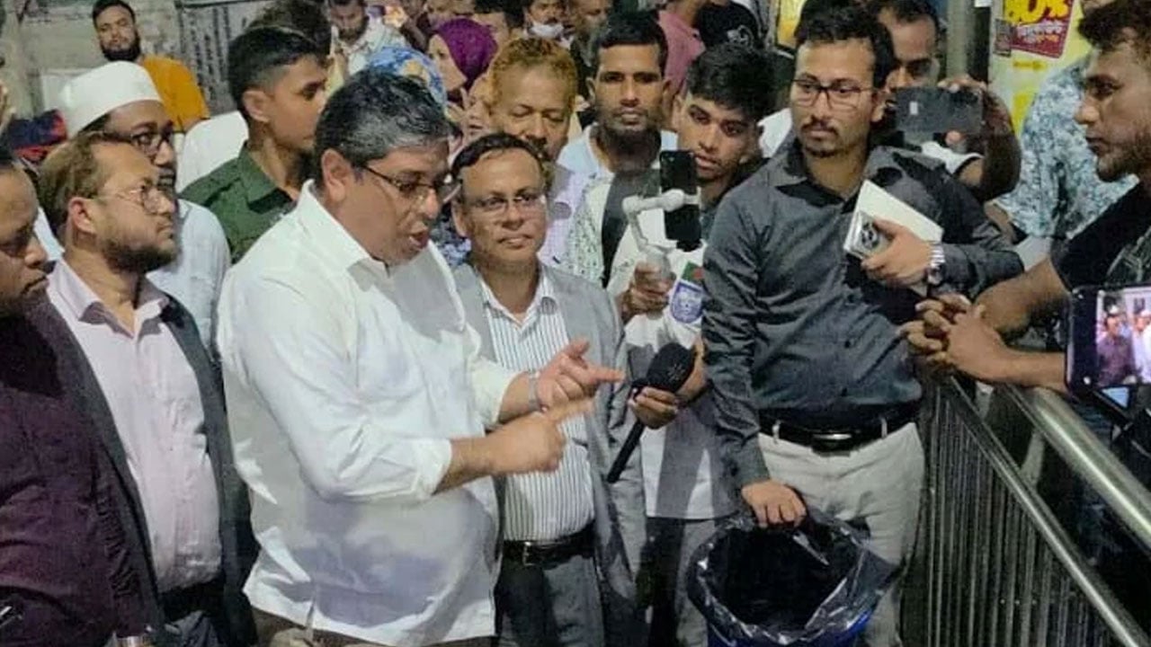 শাহবাগে আকস্মিক পরিচ্ছন্নতা অভিযানে ৯ ব্যবসায়ীকে জরিমানা, ডাস্টবিন বিতরণ
