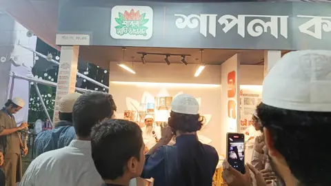 শাপলা স্মৃতি সংসদের ‘শাপলা কর্নার’ পরিদর্শন করলেন মাওলানা মাহফুজুল হক
